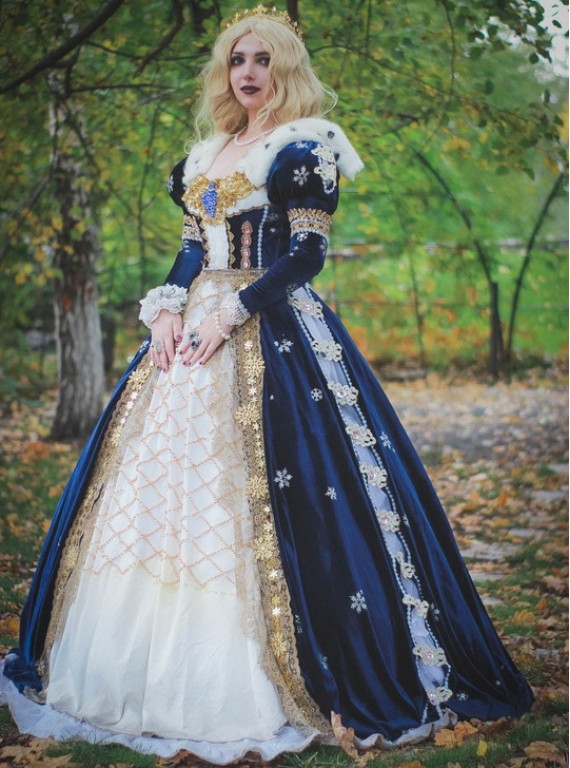 Sakizo Frau cosplay historical dress..