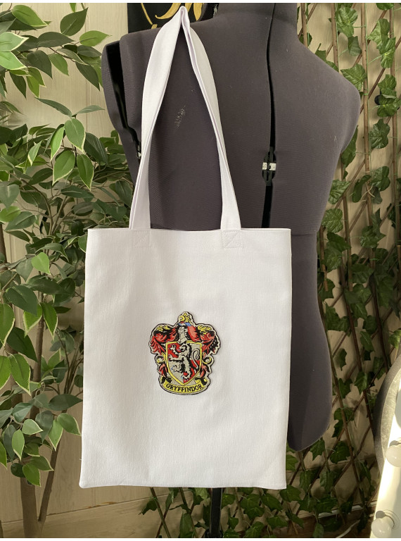 Shopper embroidered with the Gryffindor House crest..