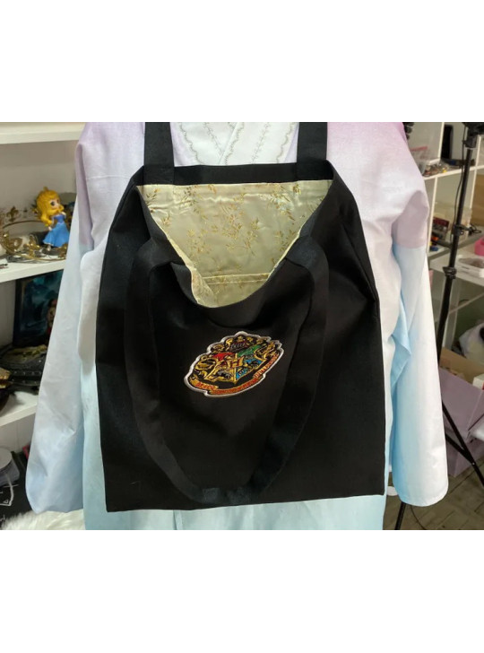 Shopper with an embroidered Hogwarts crest