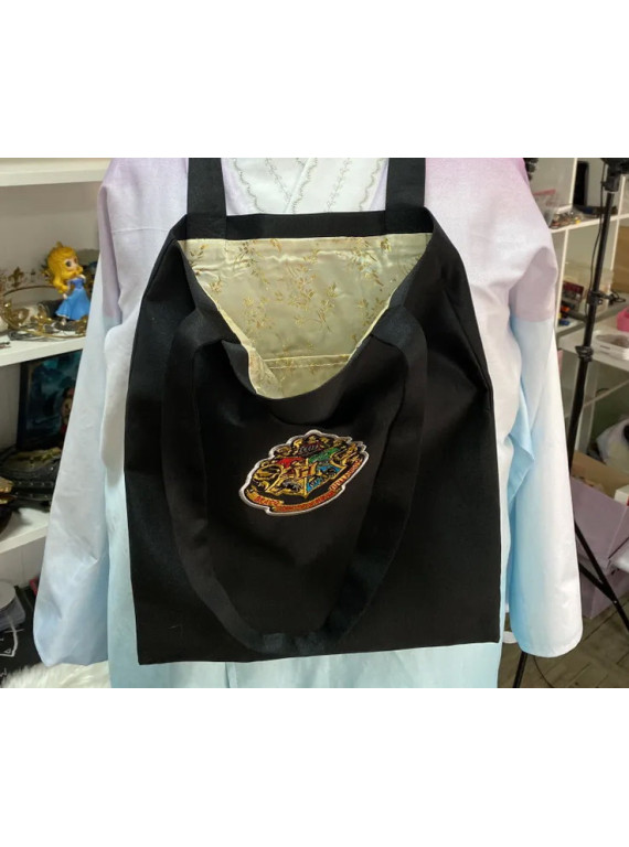 Shopper with an embroidered Hogwarts crest..
