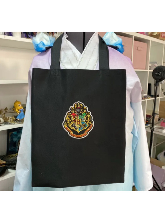 Shopper with an embroidered Hogwarts crest..