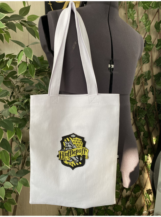 Shopper embroidered with the Hufflepuff House crest