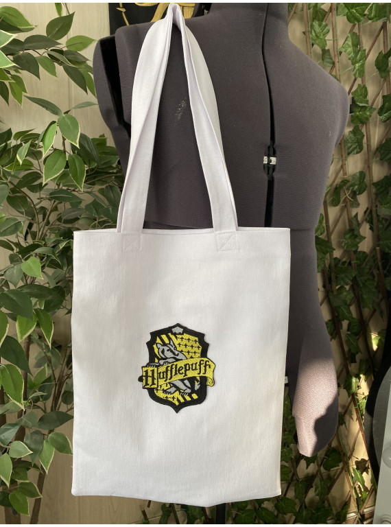 Shopper embroidered with the Hufflepuff House crest..