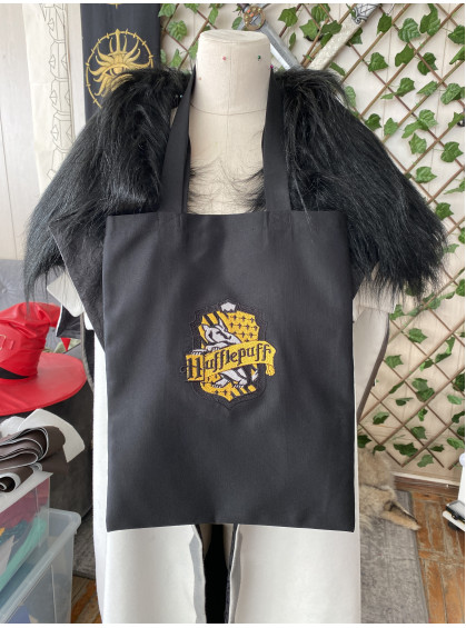 Shopper embroidered with the Hufflepuff House crest