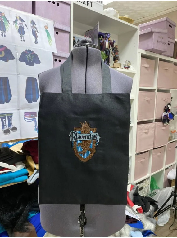 Shopper embroidered with the Ravenclaw House crest..