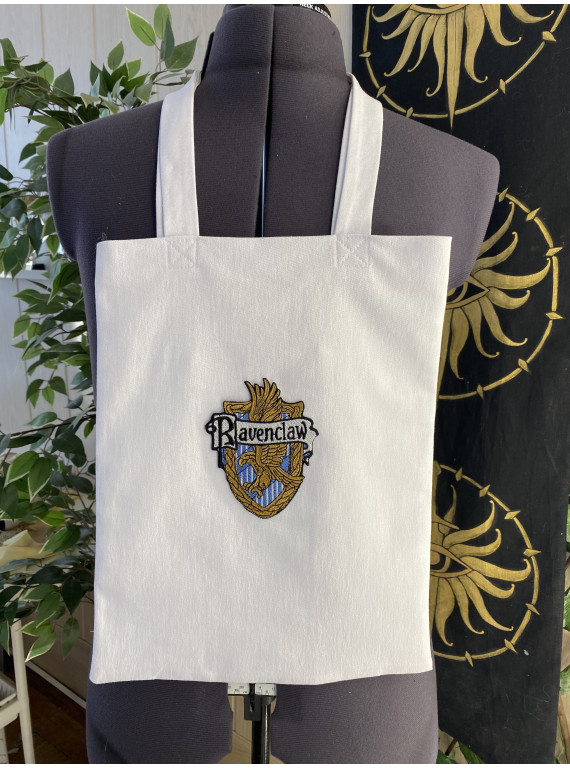 Shopper embroidered with the Ravenclaw House crest..
