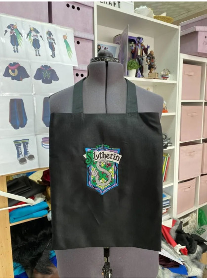 Shopper embroidered with the Slytherin House crest