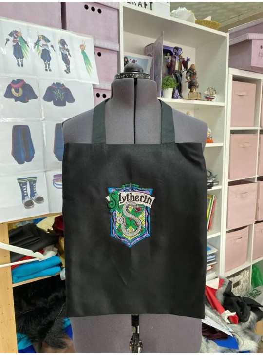 Shopper embroidered with the Slytherin House crest