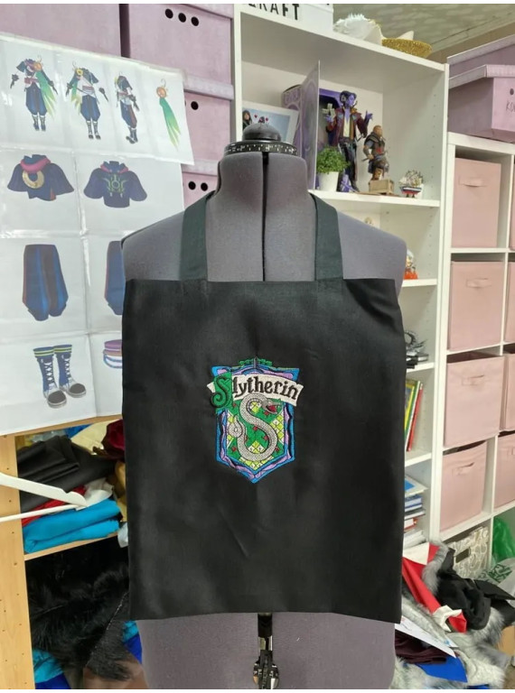 Shopper embroidered with the Slytherin House crest..