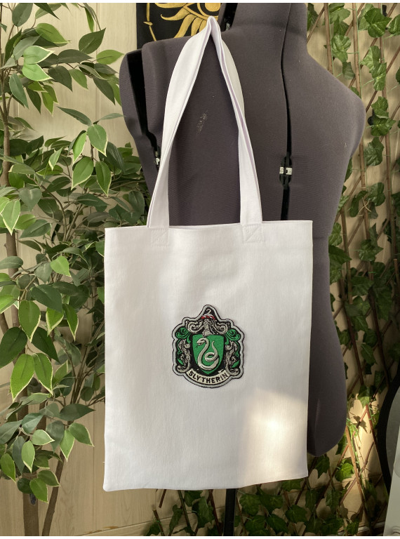 Shopper embroidered with the Slytherin House crest..