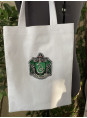 Shopper embroidered with the Slytherin House crest